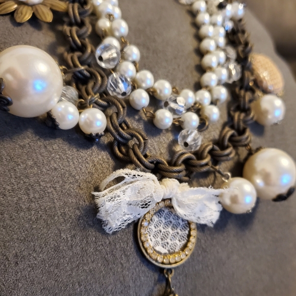 Romantic Pearl & Lace Statement Necklace – Vintage-Inspired Bronze Chain - Picture 4 of 7